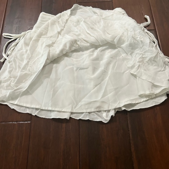 White skirt - Picture 3 of 3